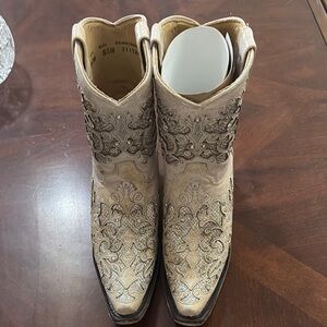 Corral Women's Ankle Boots in Cream and Silver. Never worn